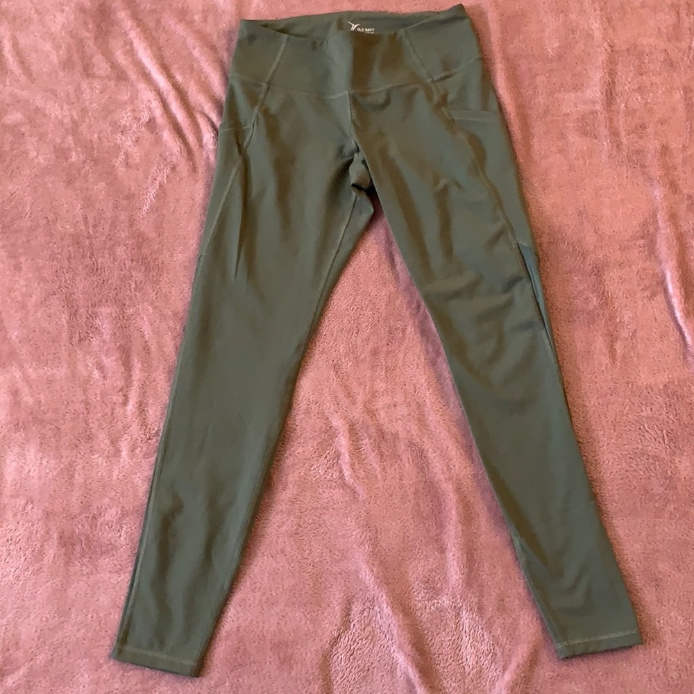 Old Navy Leggings with pockets and mesh detail 
size medium